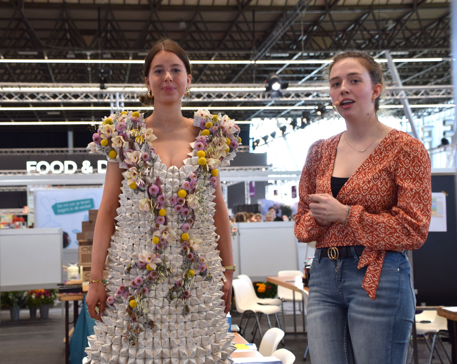 Jikke Jansen presenteert haar zelfgemaakte Dress to Impress-jurk van ruim 500 uit biologisch papier geschepte happertjes - fotograaf Marjanne Eikelboom.JPG