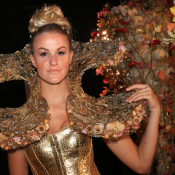 Dame met bloemenconstructie om haar nek