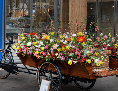 Uitvaart Web 4k Rouwkar met bloemen.png