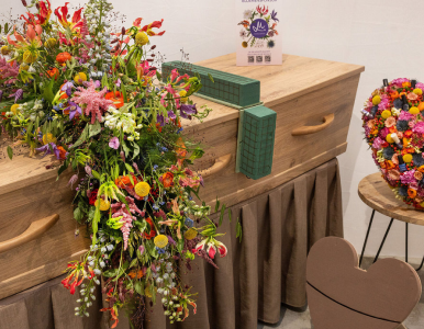 Uitvaart Web 4k Grafkist met Bloemen.png