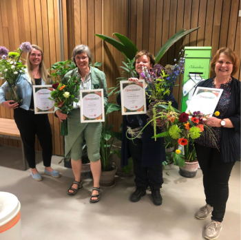 Vier bloemisten tonen trots hun FloraVita-certificaat