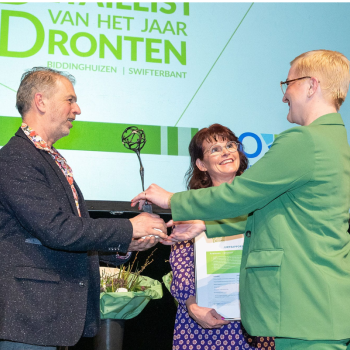 Bloemenwinkel met toonbank en grote gele vaas.