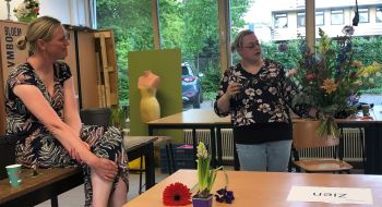 FloraVita training cursist geeft uitleg over boeket aan de docent