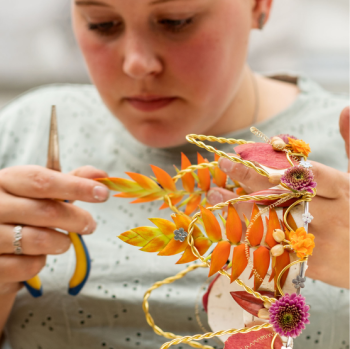 Student werkt aan bloemenkroon