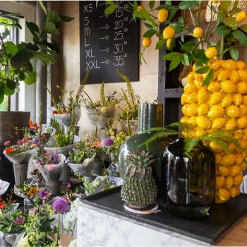 Bloemenwinkel met kant-en-klare boeketten in verschillende prijsklassen