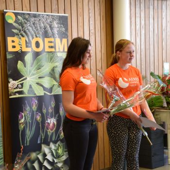 Amelie van Maanen en Juliétte van Elferen winnen het goud bij de kwalificatiewedstrijd Skills Talents Bloemwerk 