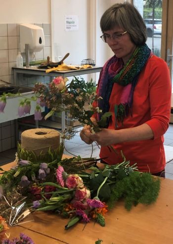 FloraVita training cursist aan het werk met boeket