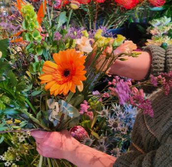 Senior klant koopt rode rozen bloemenwinkel bloemist vrouwen aan het werk