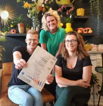 Bloemist De Vier Jaargetijden toont trots certificaat
