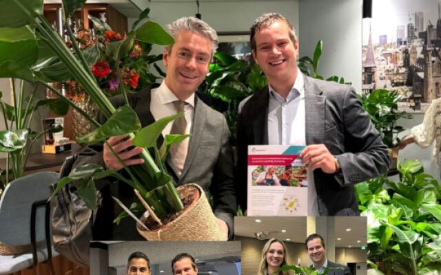 Nieuwe Tweede Kamerleden ontvangen luchtzuiverende kamerplant namens de tuinbouwsector